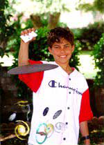 Niño completa el Móvil Galáctico.