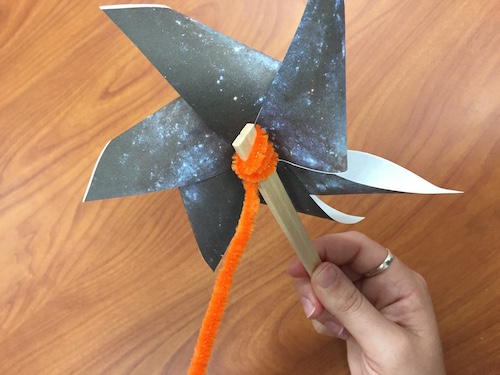 The pipecleaner has been wrapped around the chopsticks 3 times.