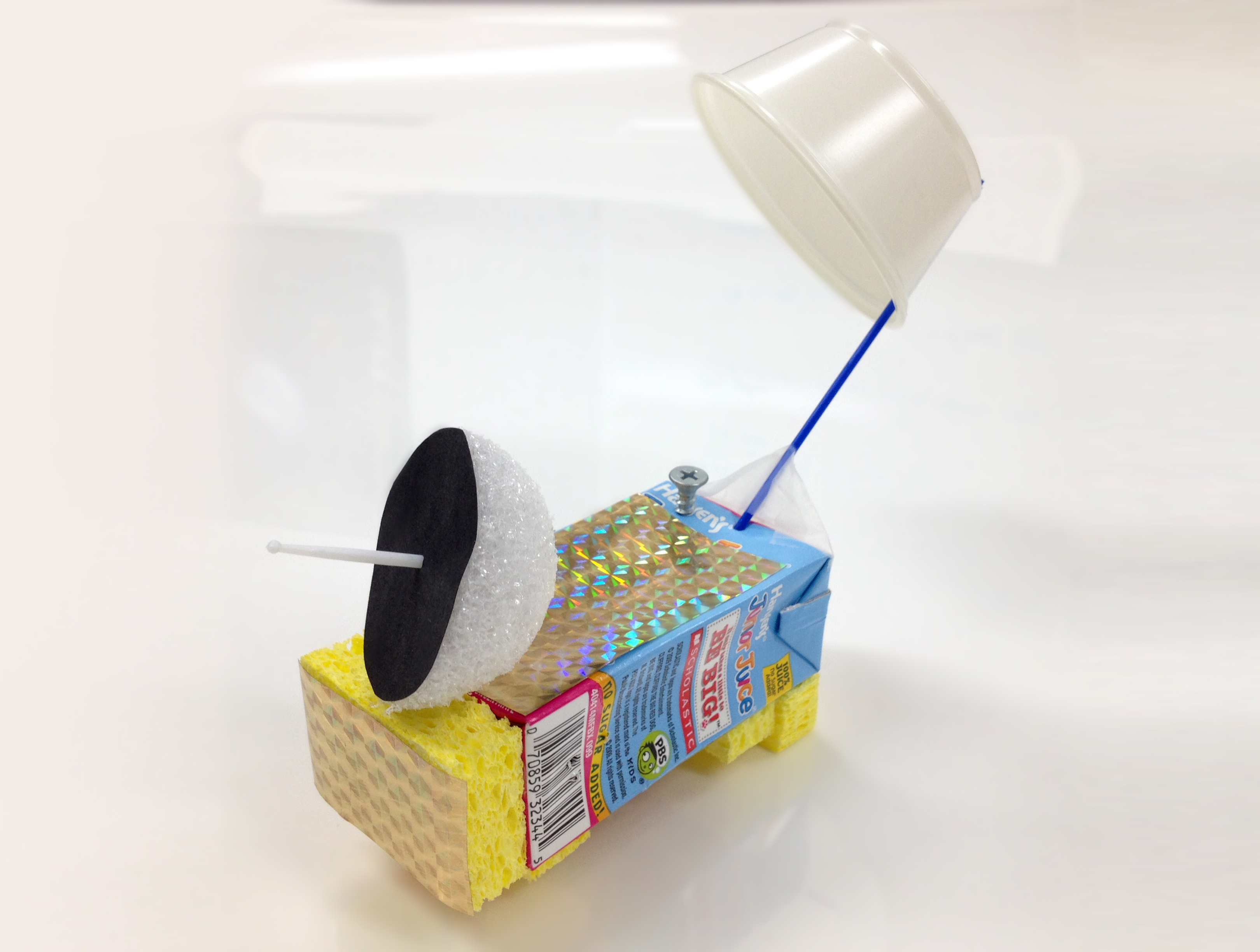 Maqueta de satélite construido con los componentes descritos.