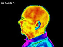 Rostro de un hombre en infrarrojo, de perfil.