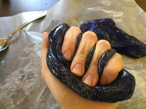 una mano aprieta el limo del universo y rezuma entre los dedos